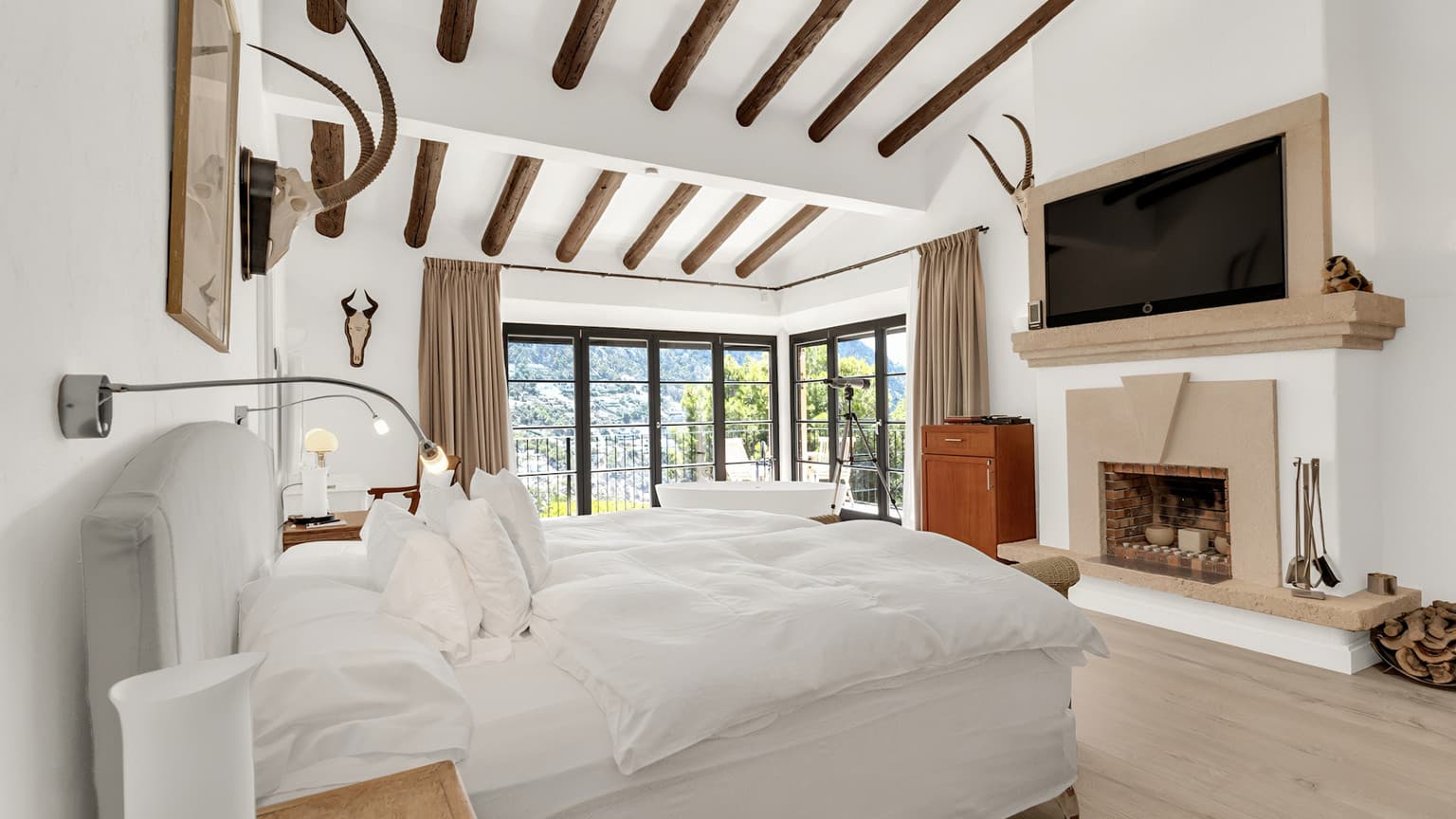 Timeless Mediterranean villa with sea views  in Cala Llamp - Gallery image 9