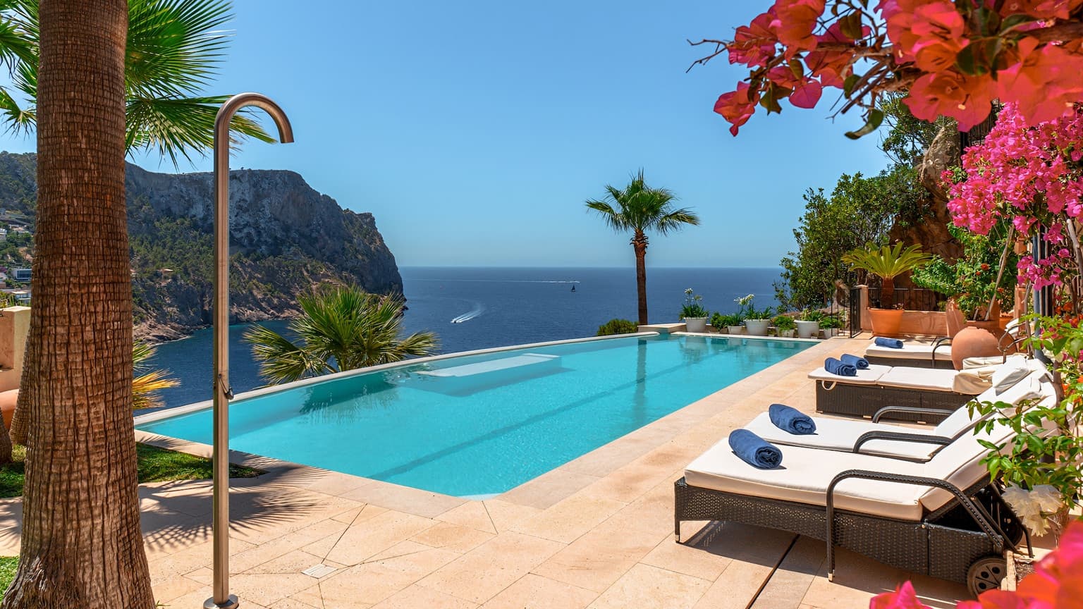 Timeless Mediterranean villa with sea views  in Cala Llamp - Gallery image 15