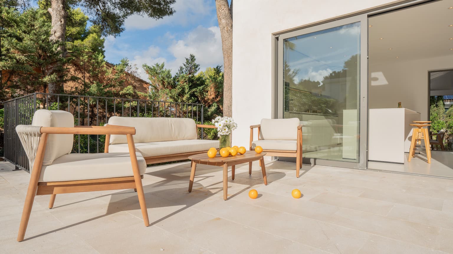 Stunning Refurbished Villa with Holiday License - Gallery image 3