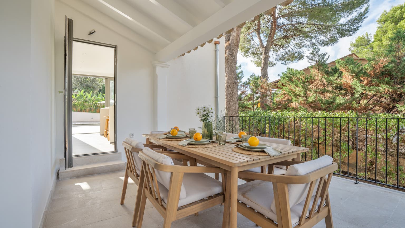 Stunning Refurbished Villa with Holiday License - Gallery image 12