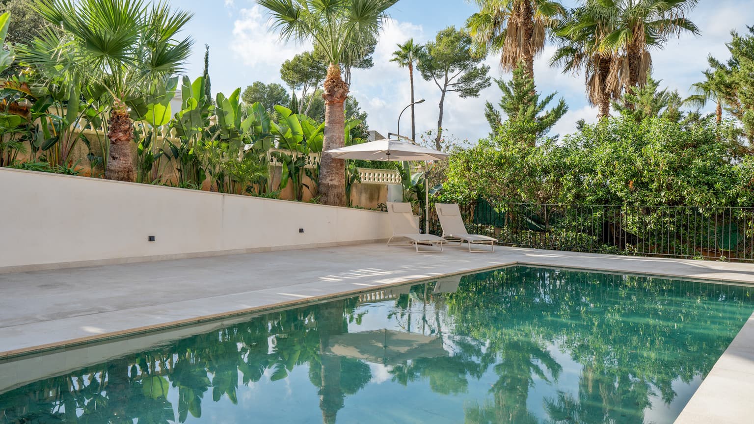 Stunning Refurbished Villa with Holiday License - Gallery image 18