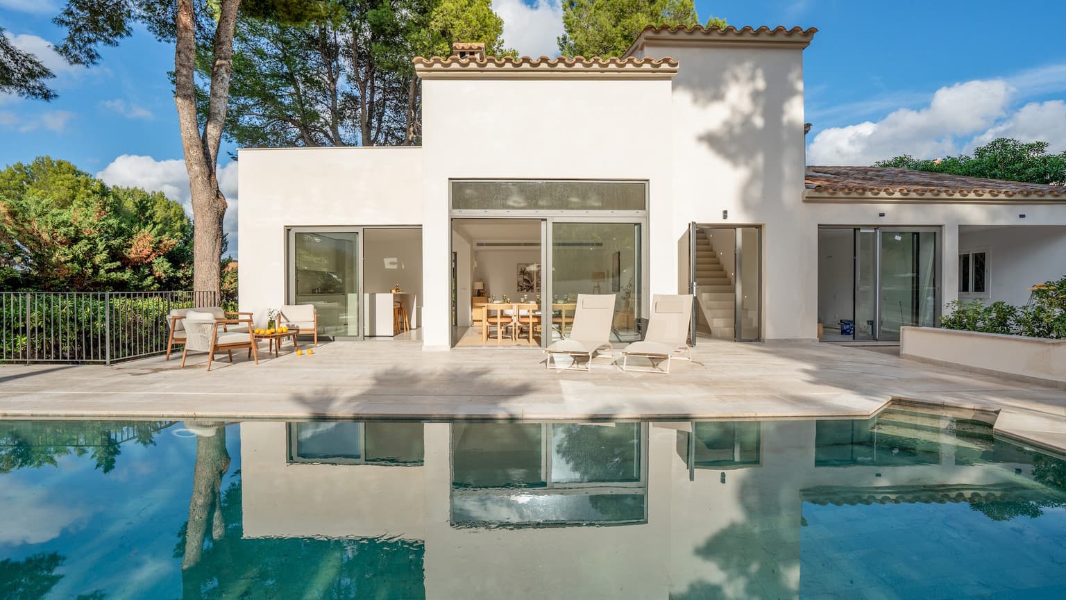 Stunning Refurbished Villa with Holiday License - Gallery image 1