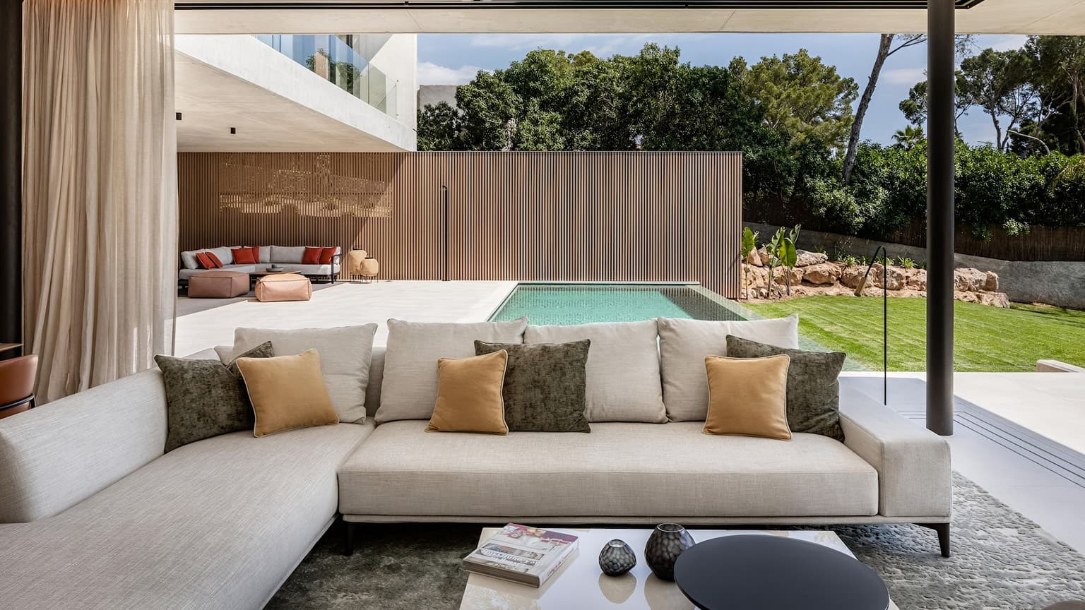 Sleek Design Villa with Flat Garden - Gallery image 12