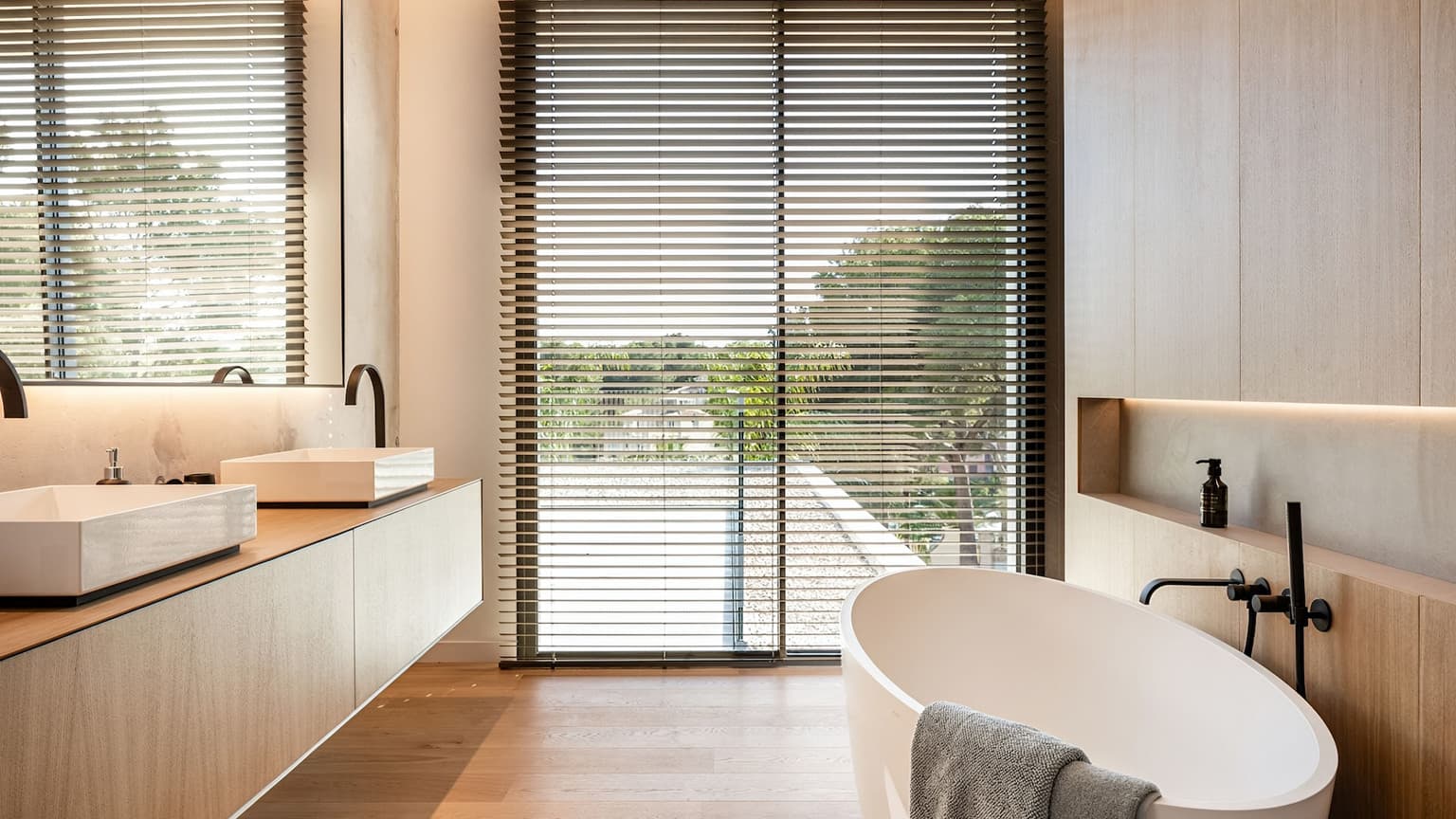 Sleek Design Villa with Flat Garden - Gallery image 16