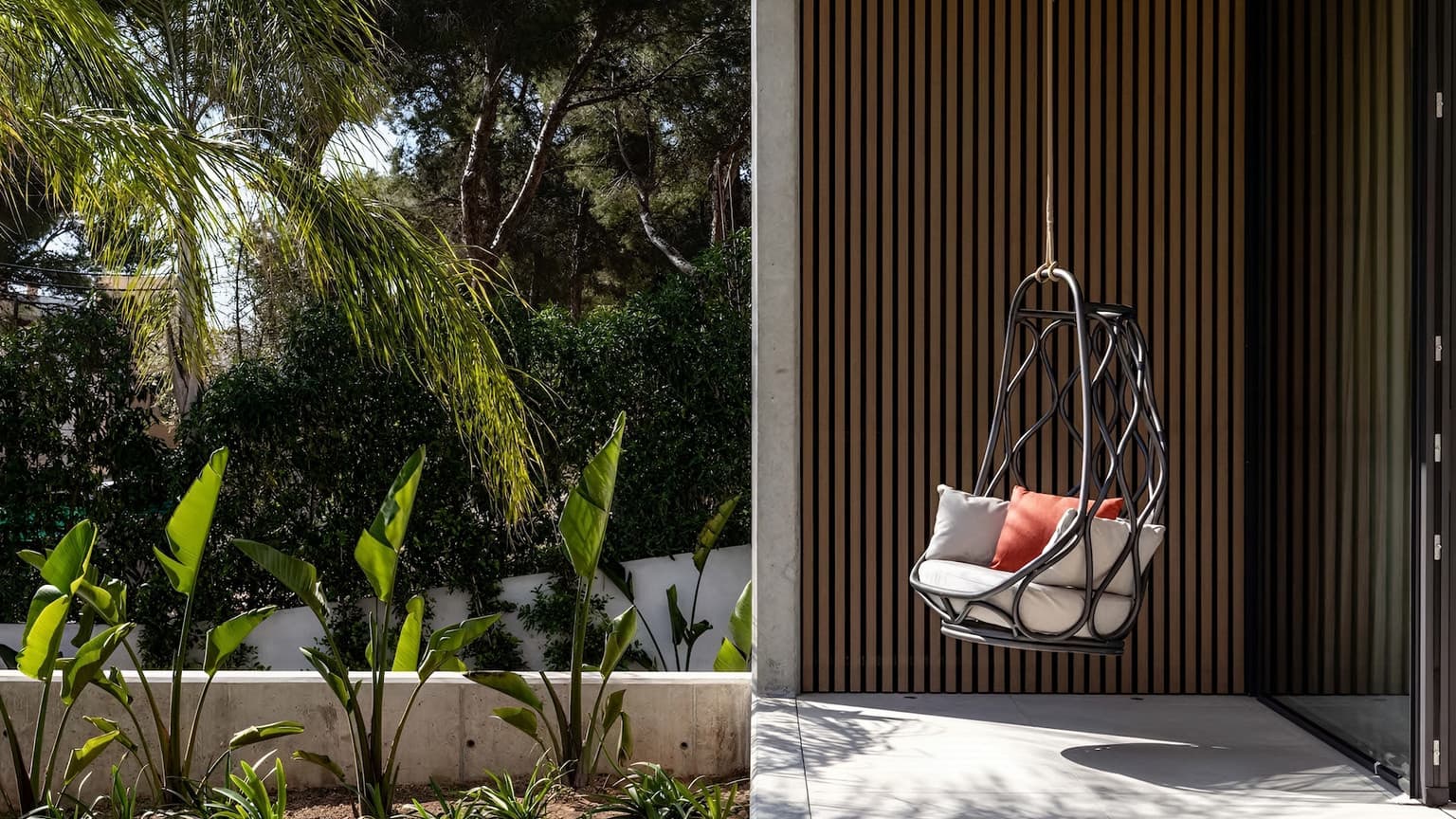 Sleek Design Villa with Flat Garden - Gallery image 18