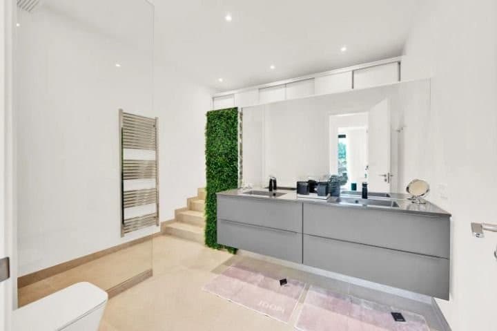 Gallery image 10