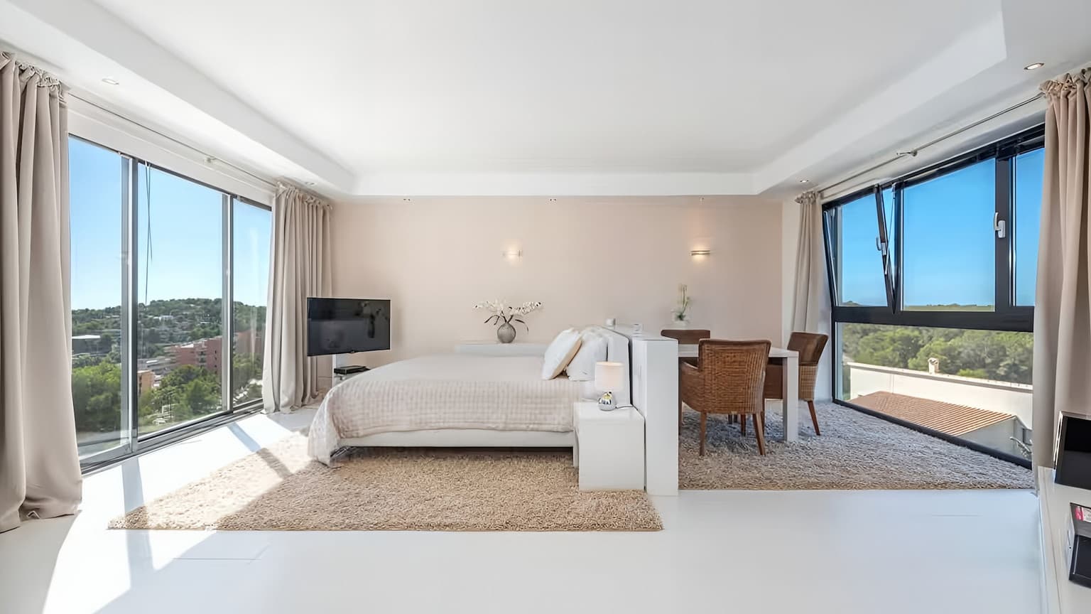 Spacious Four Bedroom Villa with Sea View - Gallery image 4