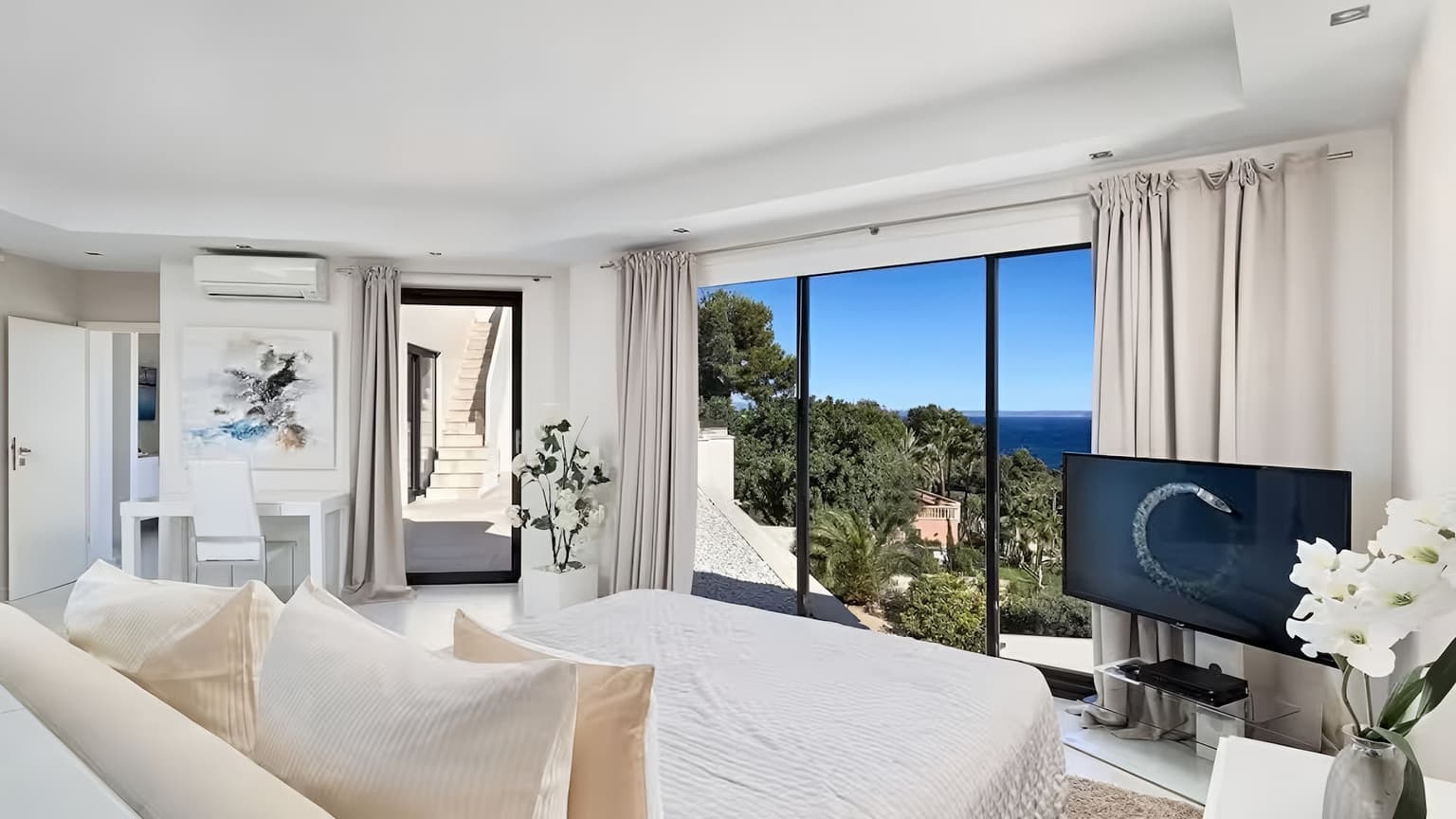 Spacious Four Bedroom Villa with Sea View - Gallery image 5