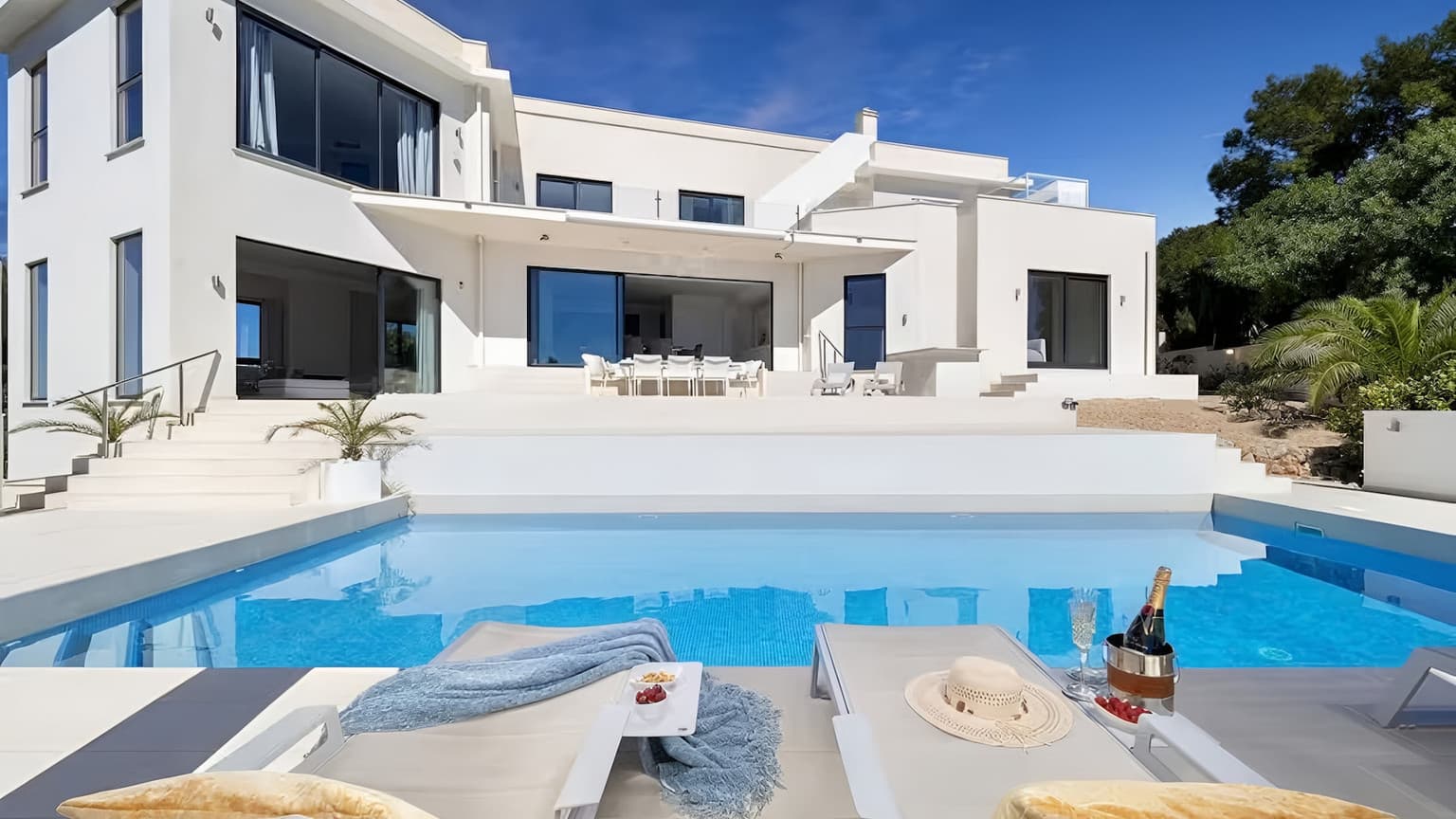 Spacious Four Bedroom Villa with Sea View - Gallery image 1