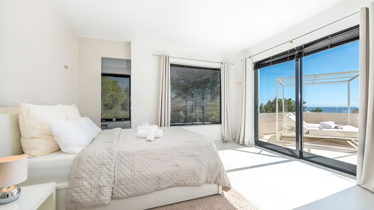 Spacious Four Bedroom Villa with Sea View - Gallery image 13