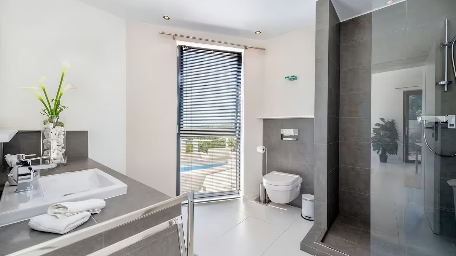 Spacious Four Bedroom Villa with Sea View - Gallery image 10