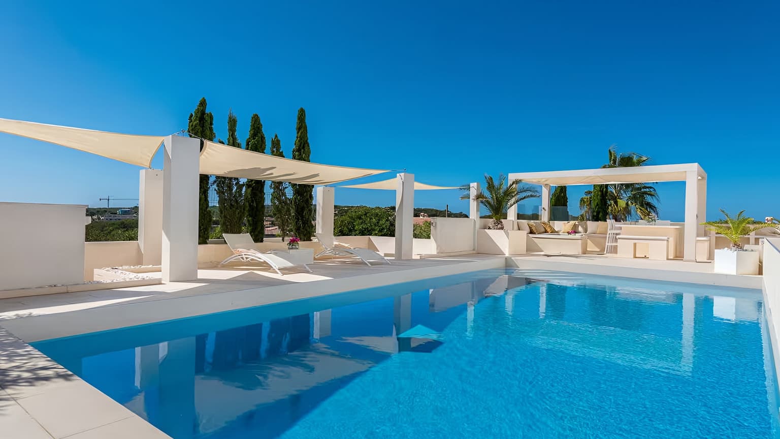 Spacious Four Bedroom Villa with Sea View - Gallery image 17