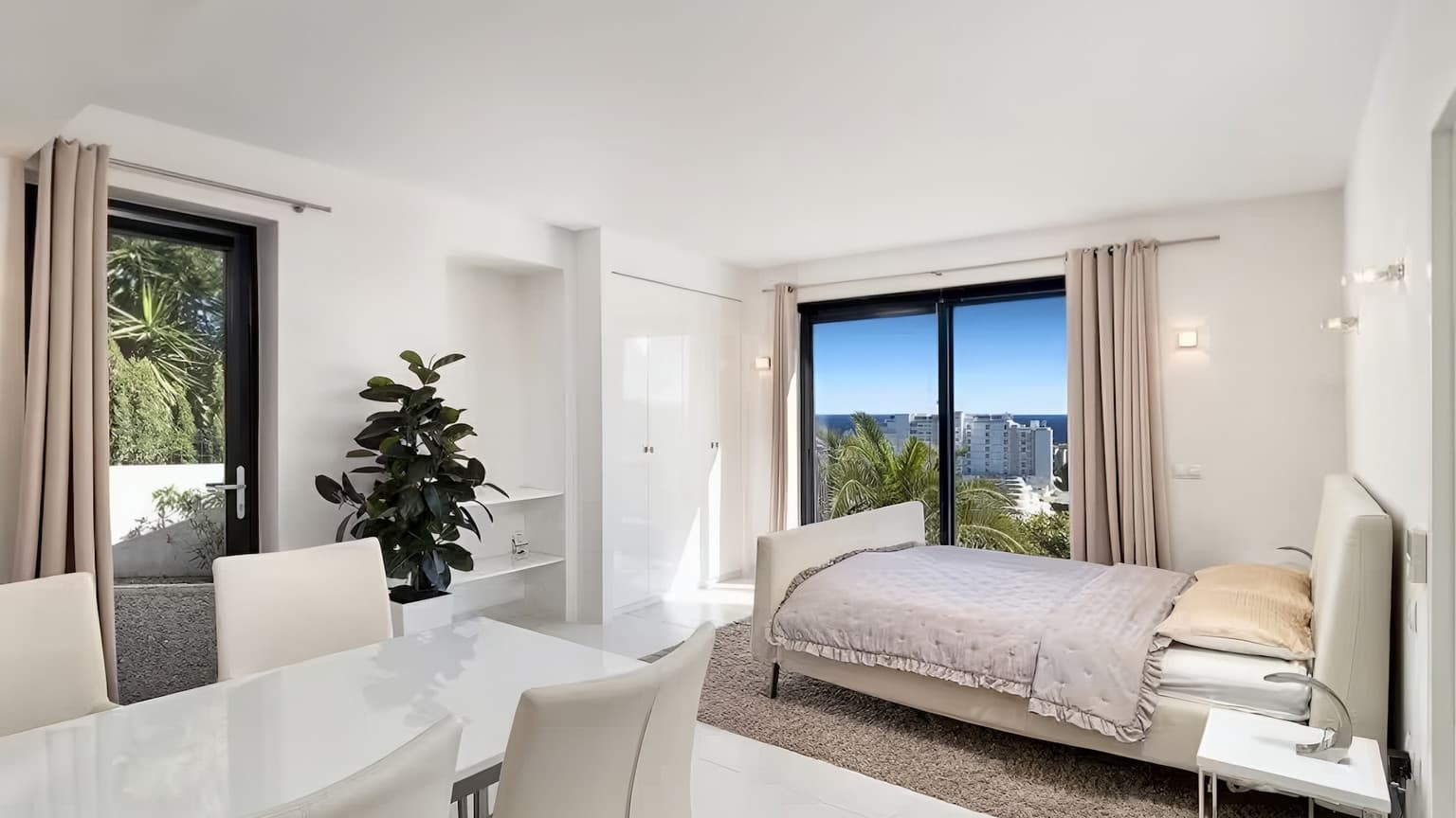 Spacious Four Bedroom Villa with Sea View - Gallery image 15