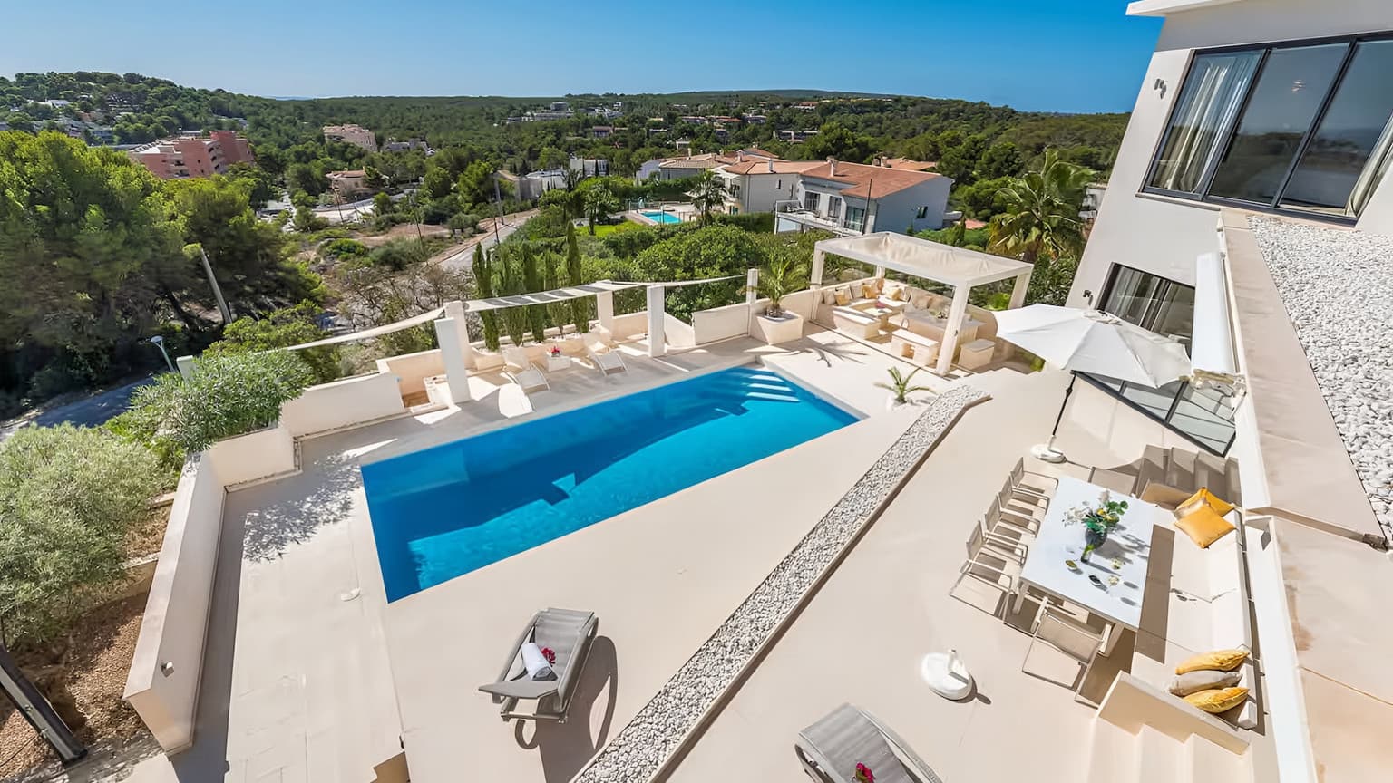 Spacious Four Bedroom Villa with Sea View - Gallery image 16