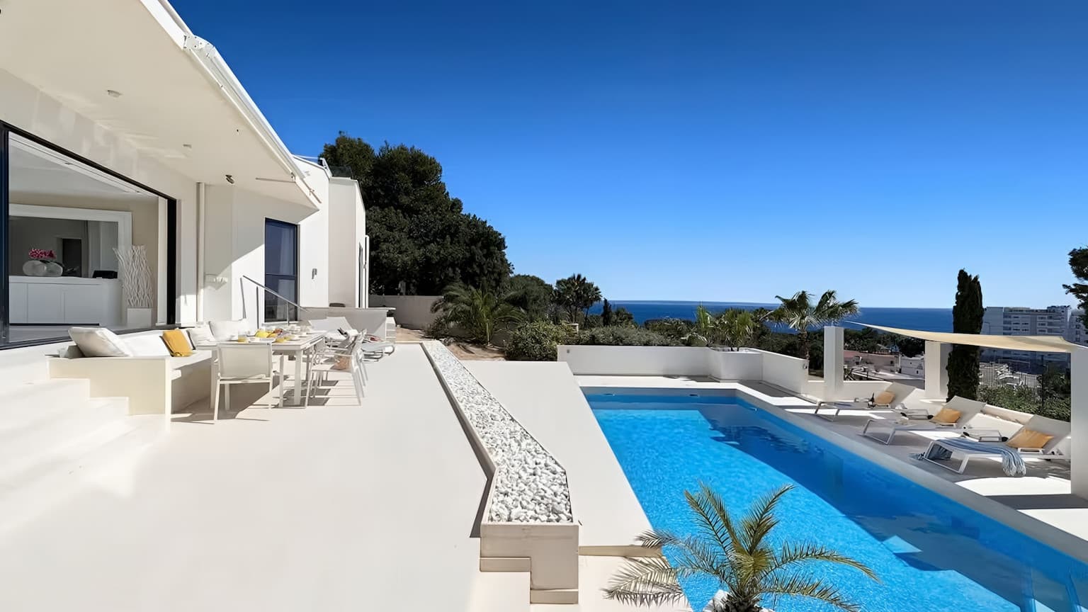 Spacious Four Bedroom Villa with Sea View - Gallery image 18