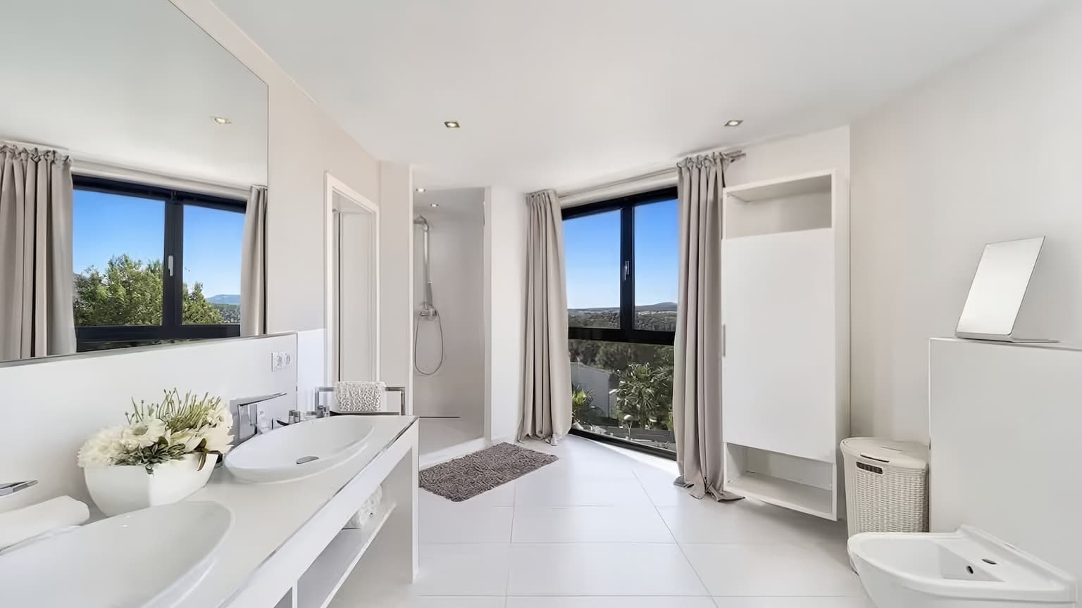 Spacious Four Bedroom Villa with Sea View - Gallery image 12