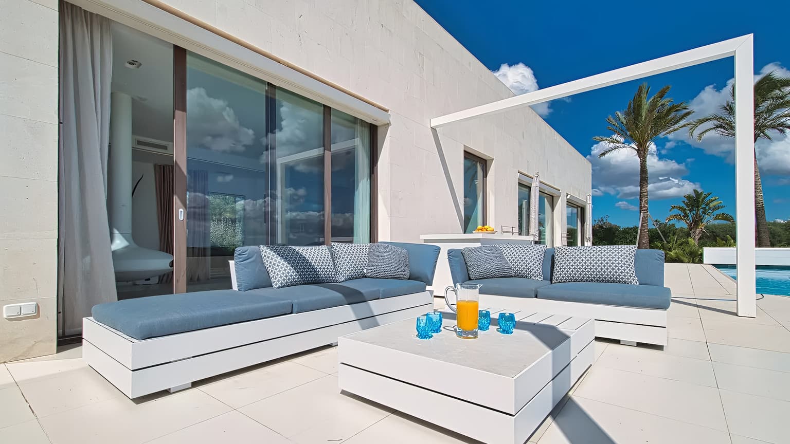 Spacious Five Bedrooms Villa with Pool and Sea View - Gallery image 10