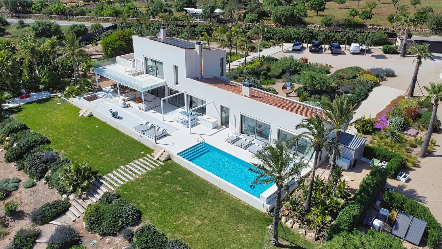Spacious Five Bedrooms Villa with Pool and Sea View - Gallery image 1