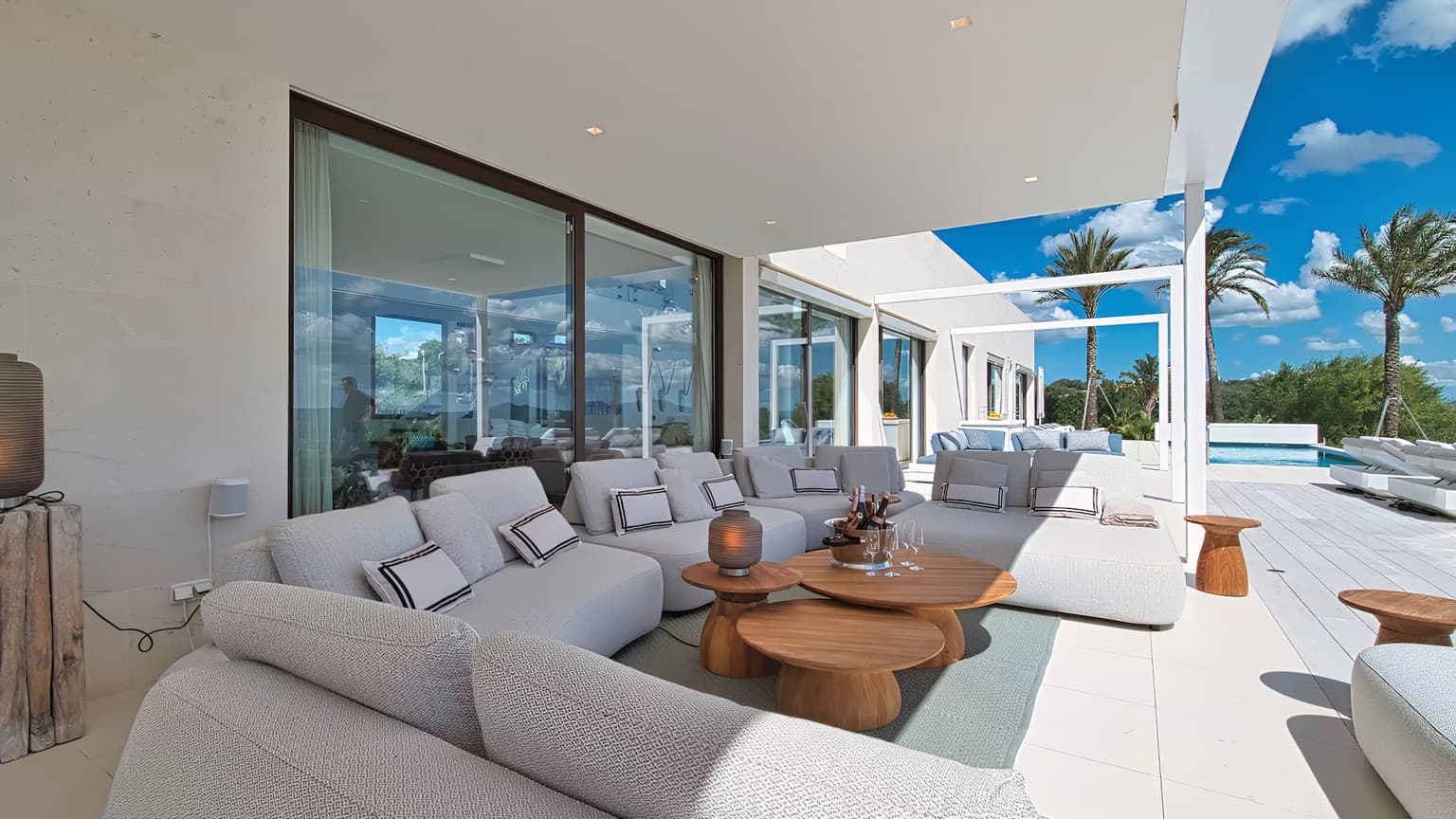 Spacious Five Bedrooms Villa with Pool and Sea View - Gallery image 9