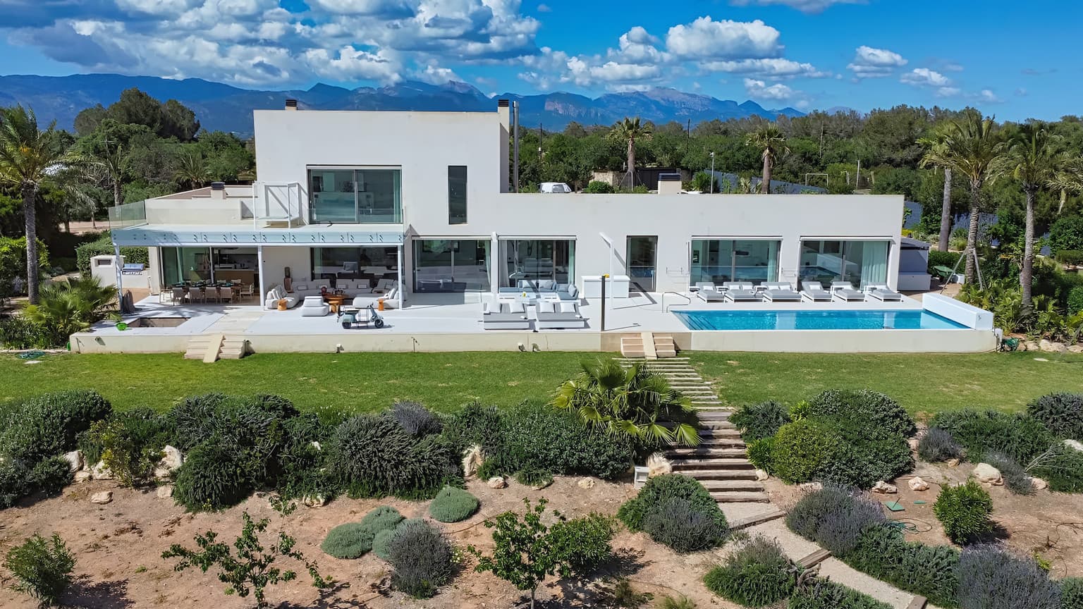 Spacious Five Bedrooms Villa with Pool and Sea View - Gallery image 2