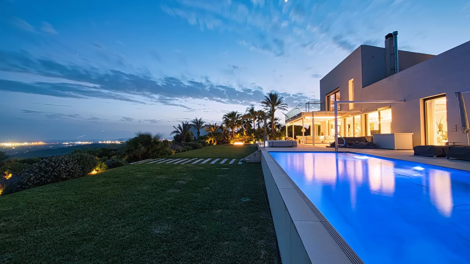 Spacious Five Bedrooms Villa with Pool and Sea View - Gallery image 24