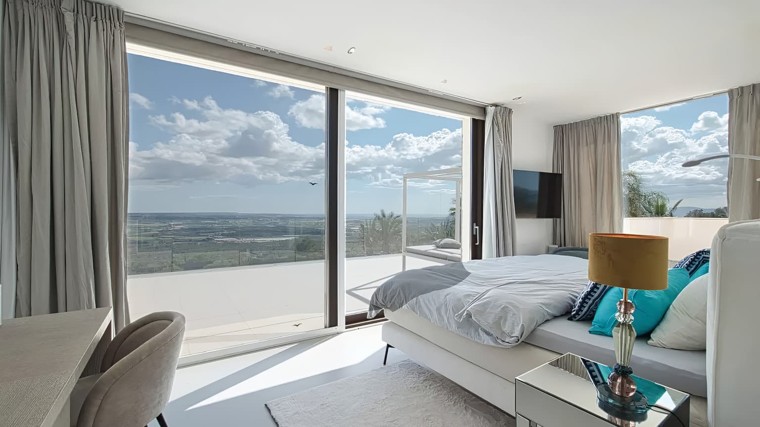 Spacious Five Bedrooms Villa with Pool and Sea View - Gallery image 16