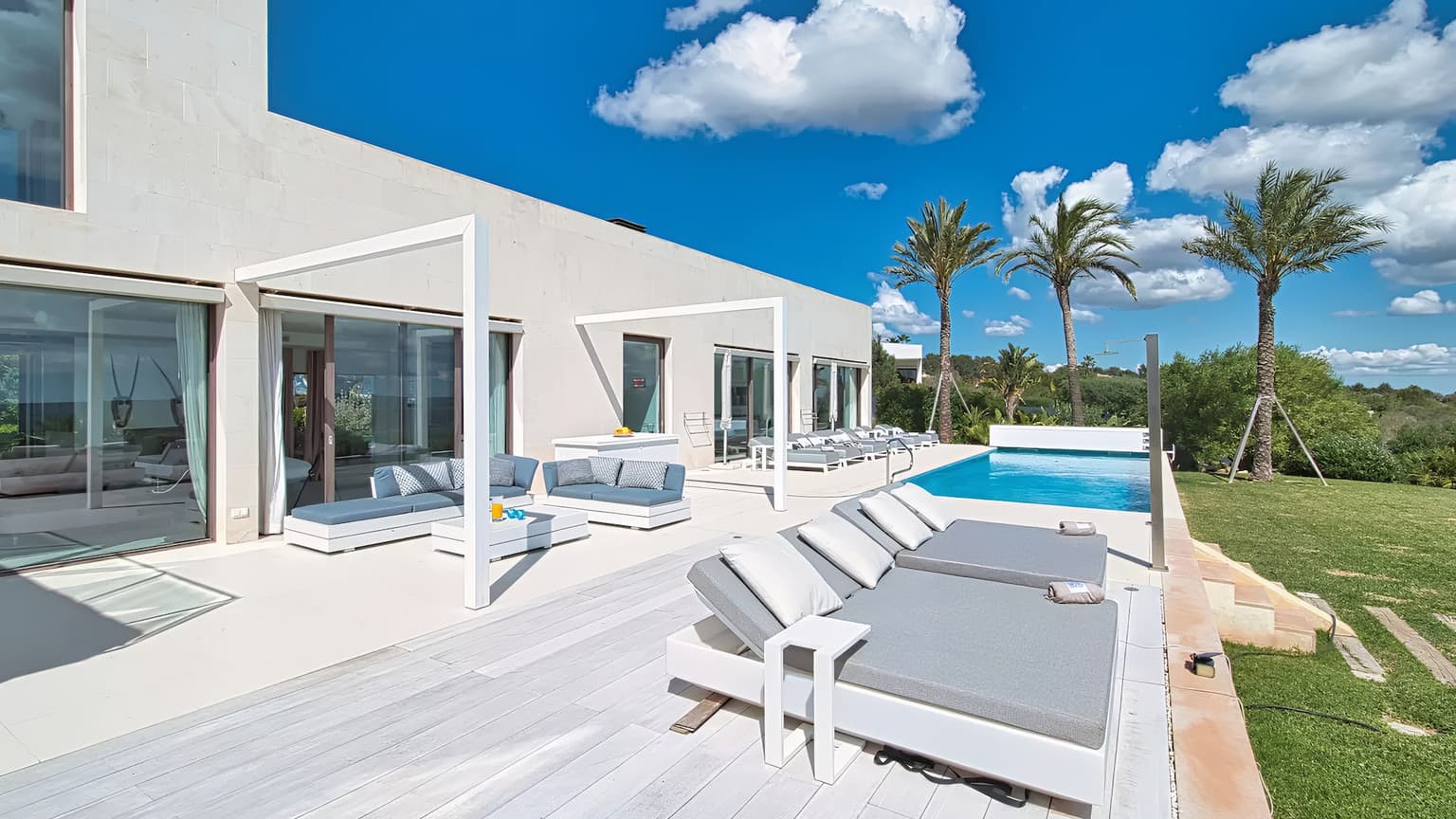 Spacious Five Bedrooms Villa with Pool and Sea View - Gallery image 11