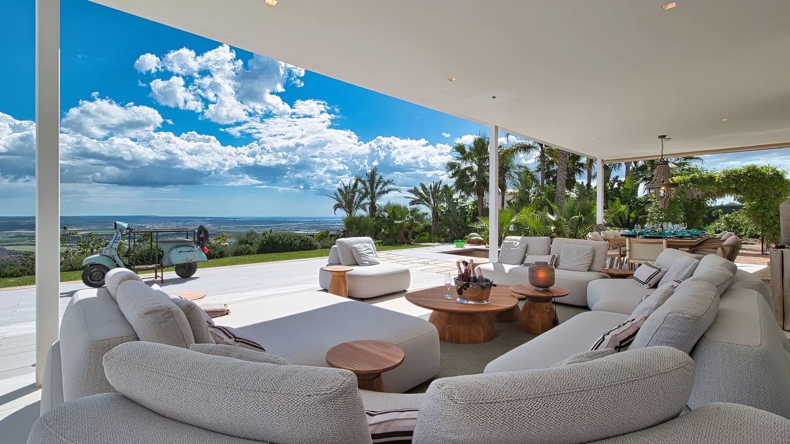 Spacious Five Bedrooms Villa with Pool and Sea View - Gallery image 8