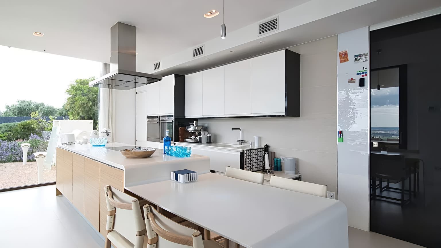 Spacious Five Bedrooms Villa with Pool and Sea View - Gallery image 13