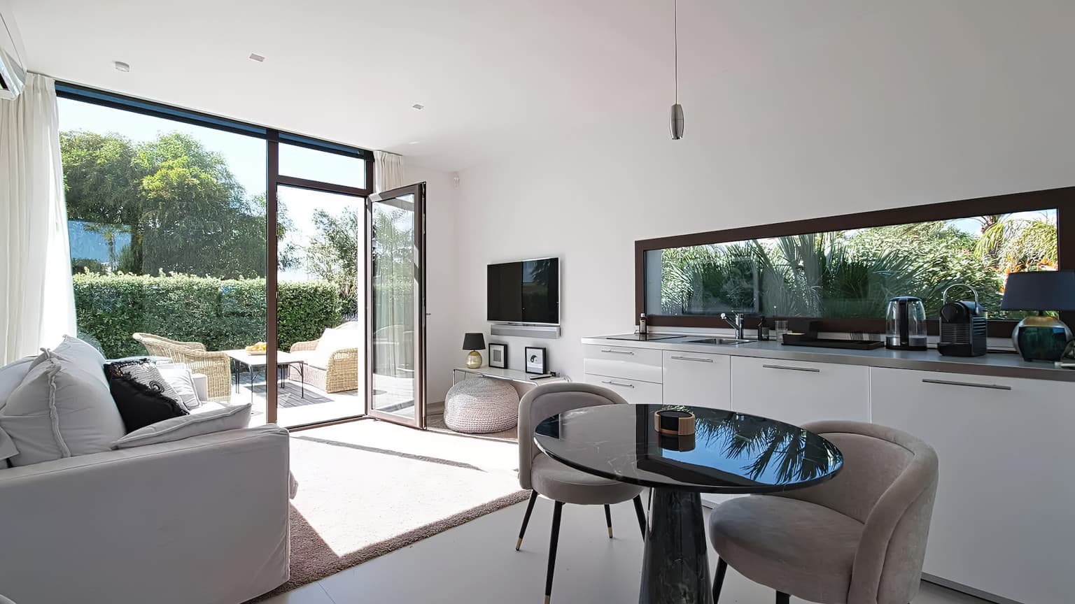 Spacious Five Bedrooms Villa with Pool and Sea View - Gallery image 14