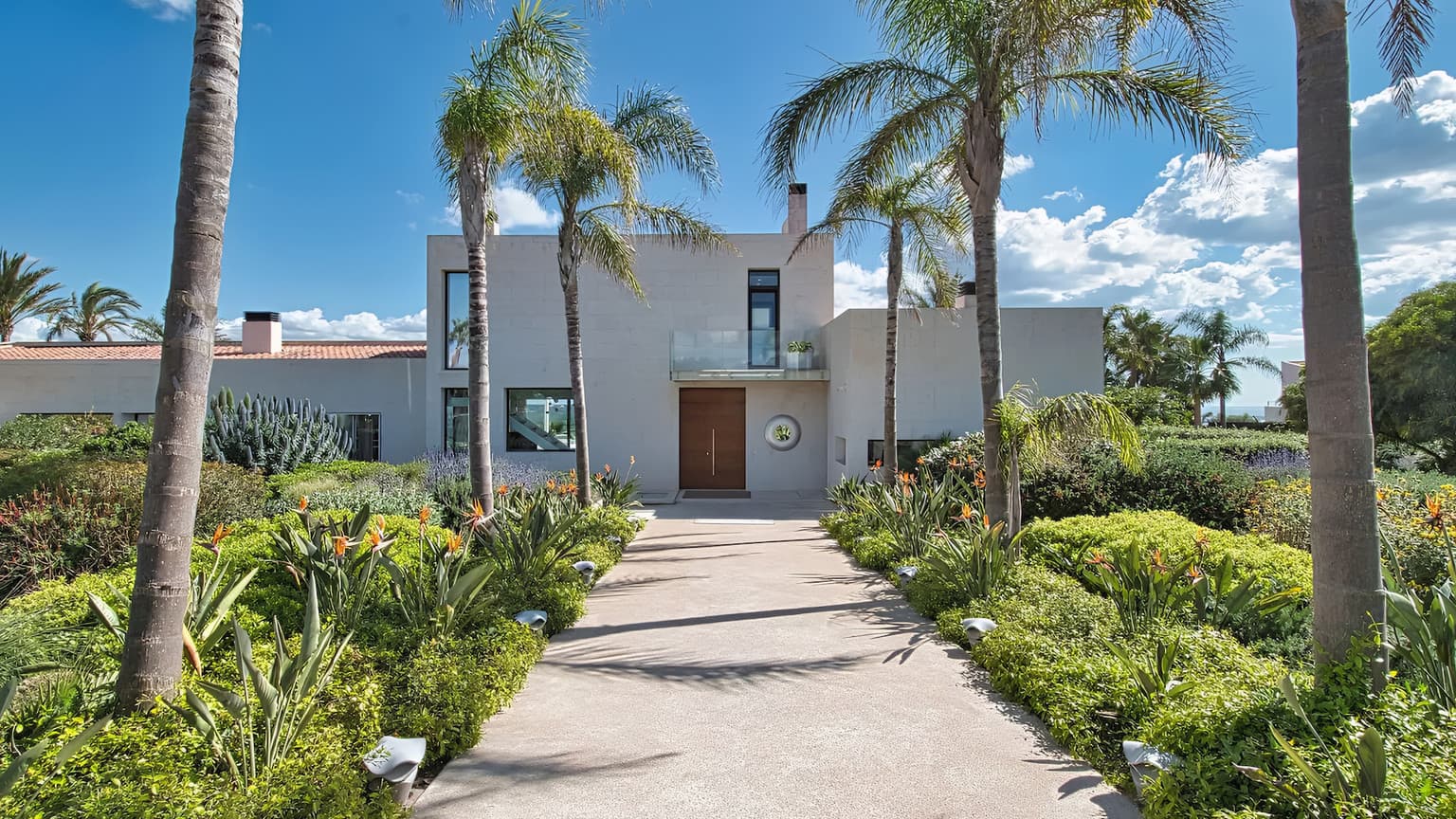 Spacious Five Bedrooms Villa with Pool and Sea View - Gallery image 23