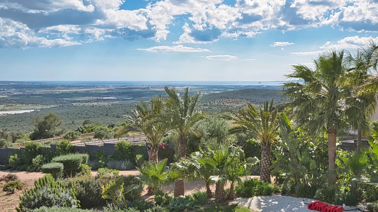 Spacious Five Bedrooms Villa with Pool and Sea View - Gallery image 18