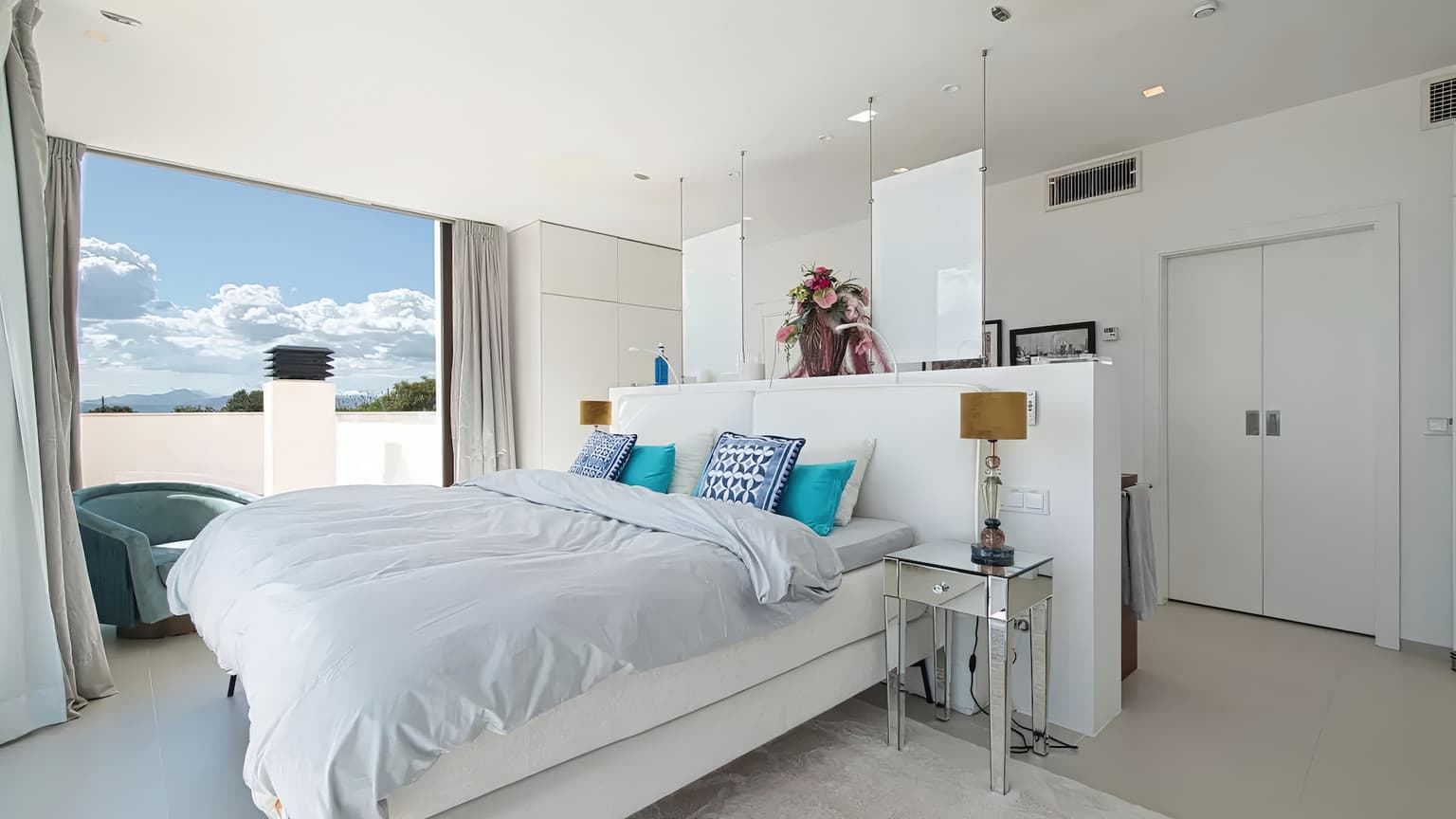 Spacious Five Bedrooms Villa with Pool and Sea View - Gallery image 21