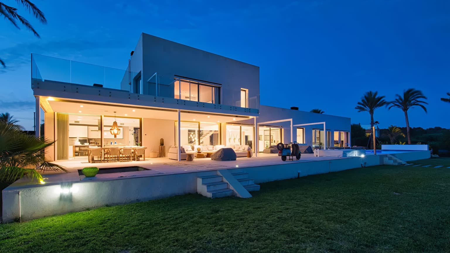 Spacious Five Bedrooms Villa with Pool and Sea View - Gallery image 25