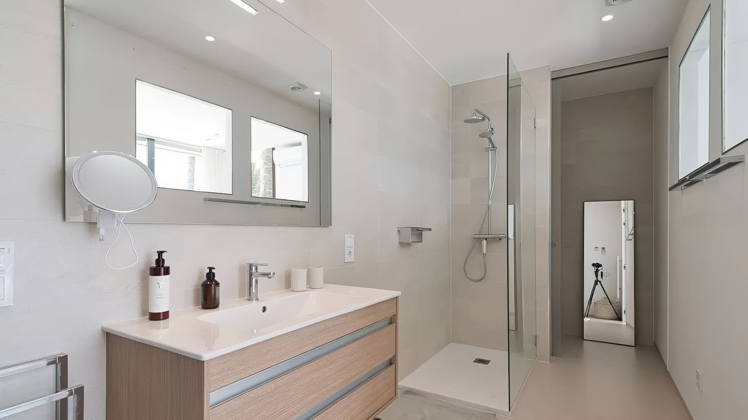 Spacious Five Bedrooms Villa with Pool and Sea View - Gallery image 22