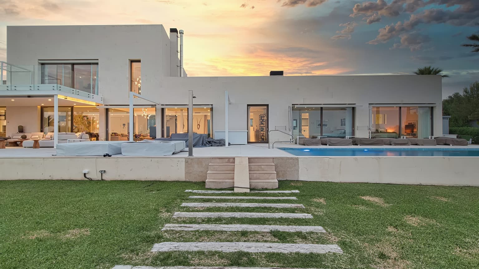 Spacious Five Bedrooms Villa with Pool and Sea View - Gallery image 27