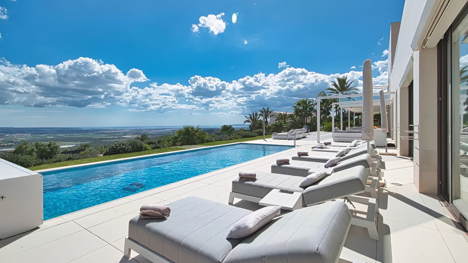 Spacious Five Bedrooms Villa with Pool and Sea View - Gallery image 3