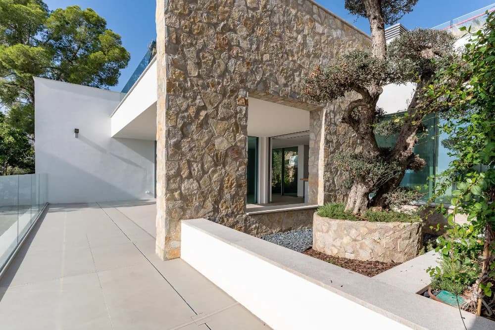 Contemporary Villa with Mediterranean Views - Gallery image 12