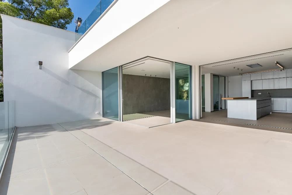 Contemporary Villa with Mediterranean Views - Gallery image 8