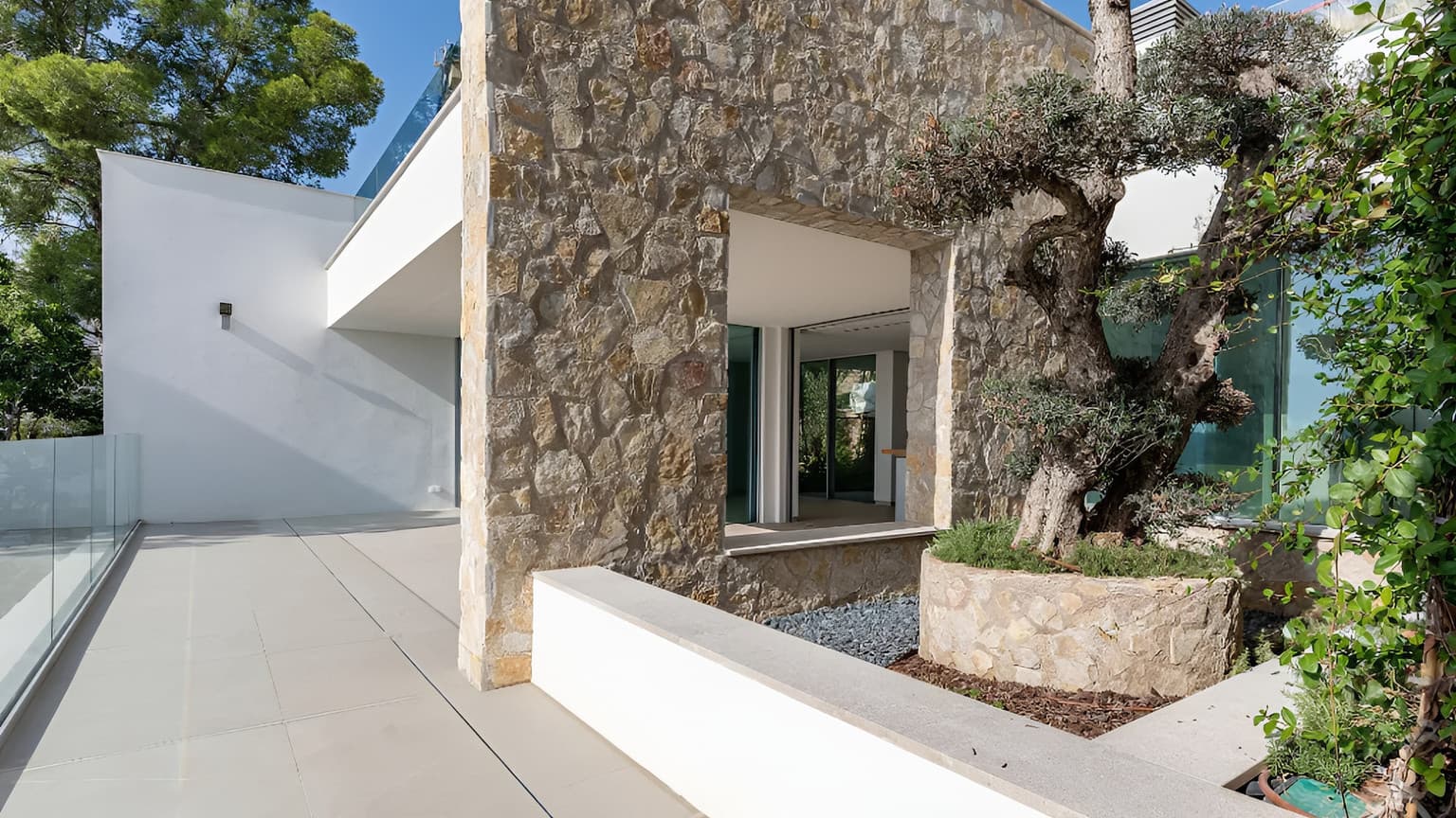 Contemporary Villa with Mediterranean Views - Gallery image 12