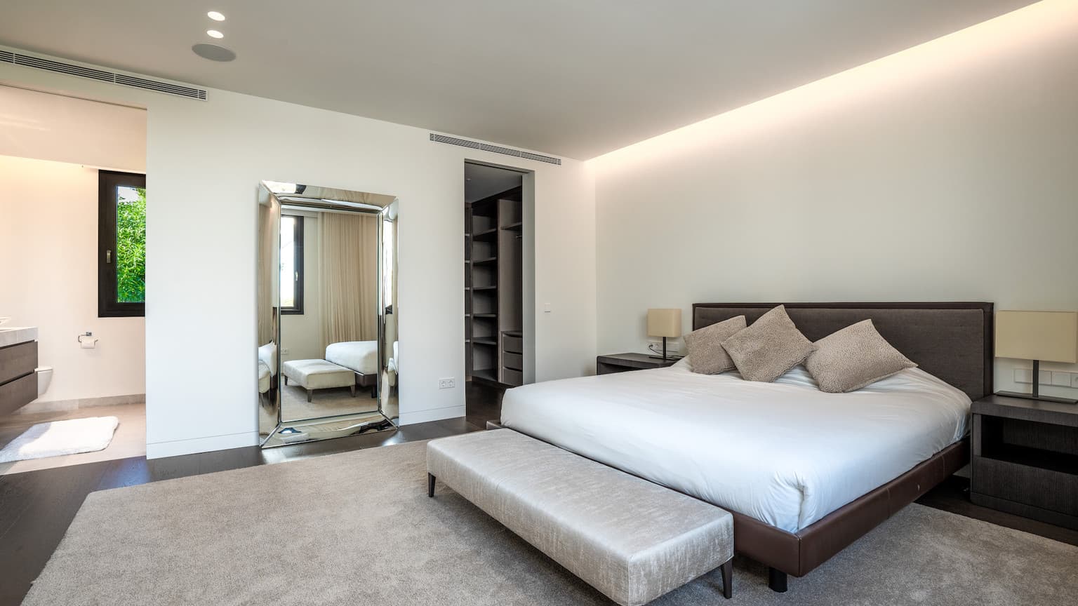 Modern Santa Ponsa Villa with Pool and Gym - Gallery image 13