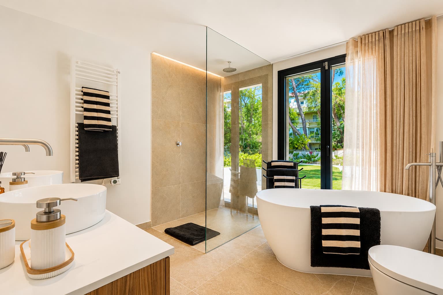 Elegant Mediterranean Villa  – Walking Distance to the Beach - Gallery image 11