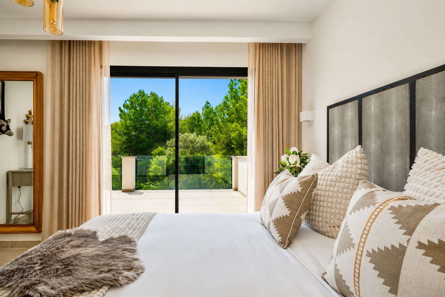 Elegant Mediterranean Villa  – Walking Distance to the Beach - Gallery image 12