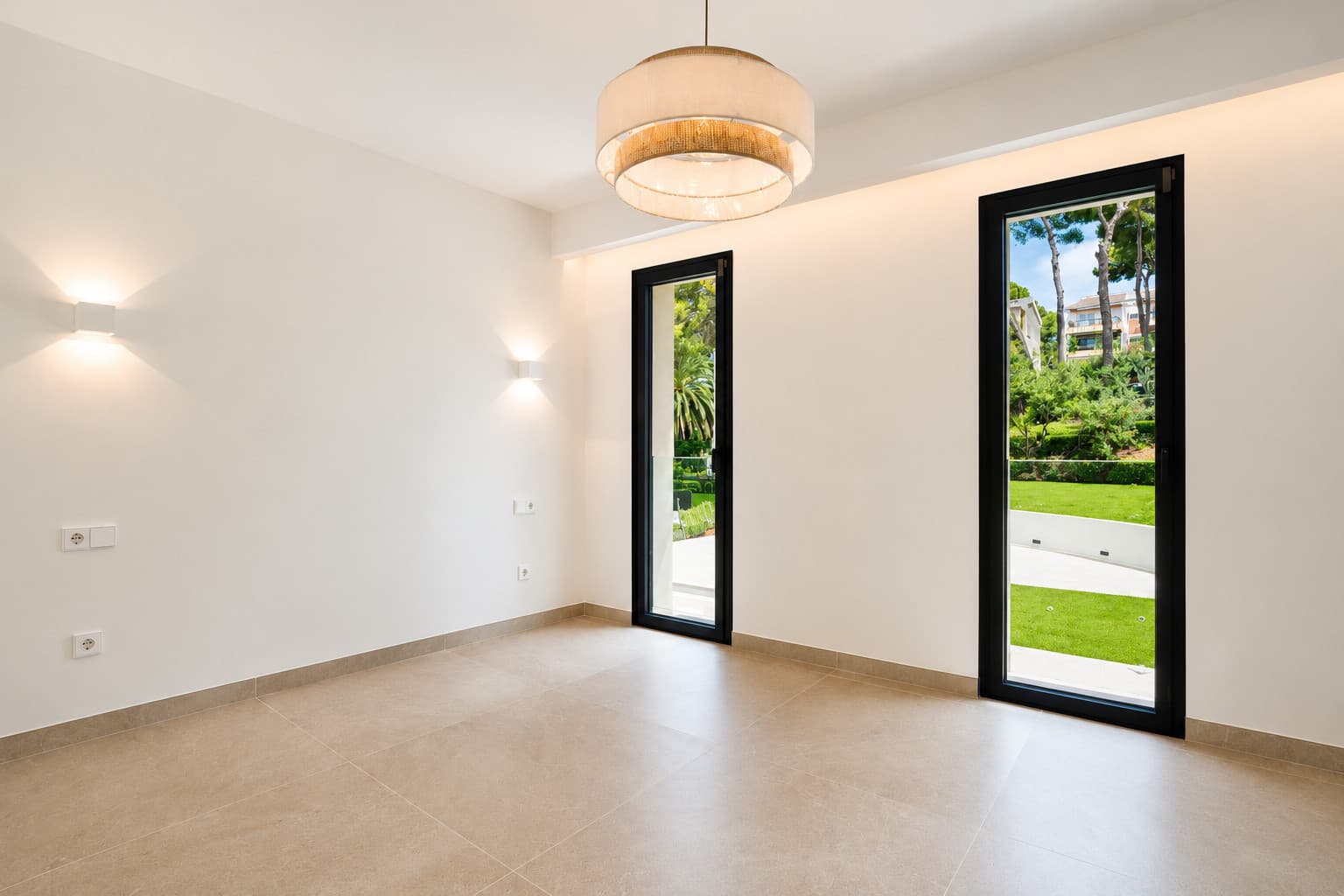 Elegant Mediterranean Villa  – Walking Distance to the Beach - Gallery image 13