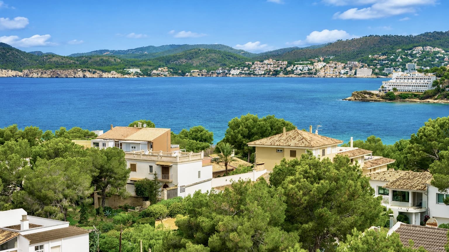 Elegant Mediterranean Villa  – Walking Distance to the Beach - Gallery image 16