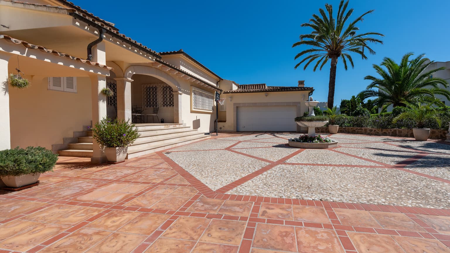 Spacious Seven Bedroom Villa With Sea View - Gallery image 2