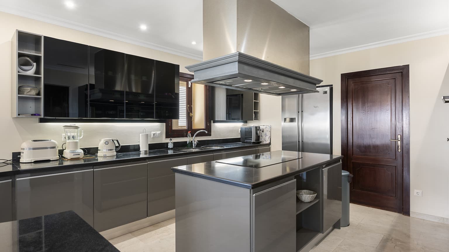 Spacious Seven Bedroom Villa With Sea View - Gallery image 3