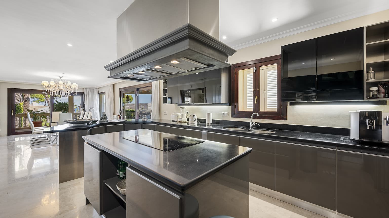 Spacious Seven Bedroom Villa With Sea View - Gallery image 4