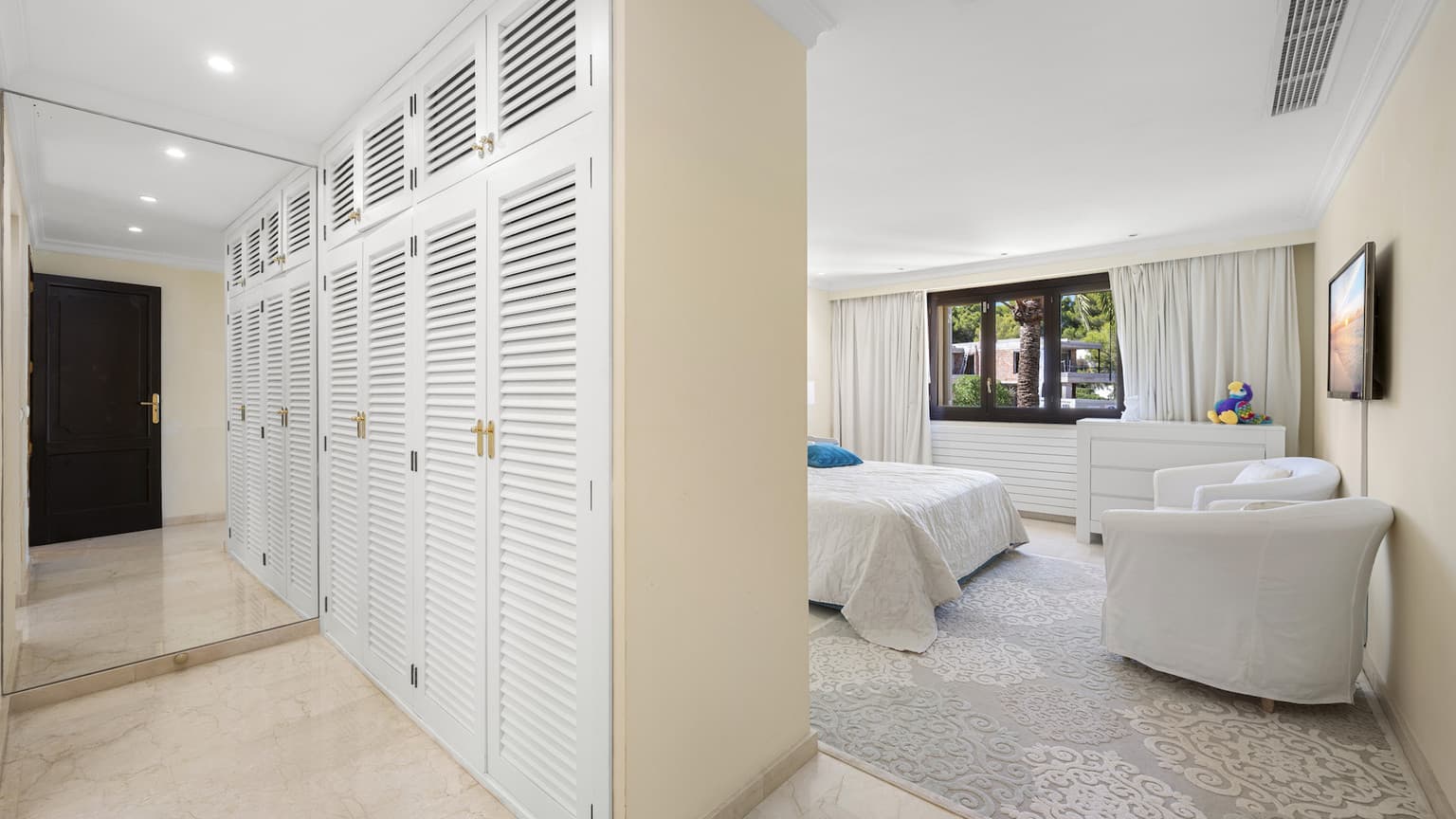 Spacious Seven Bedroom Villa With Sea View - Gallery image 20