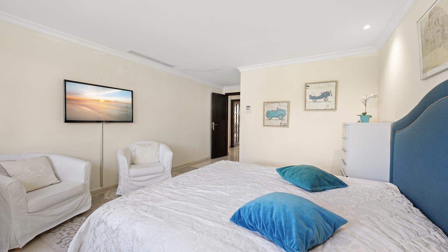 Spacious Seven Bedroom Villa With Sea View - Gallery image 19